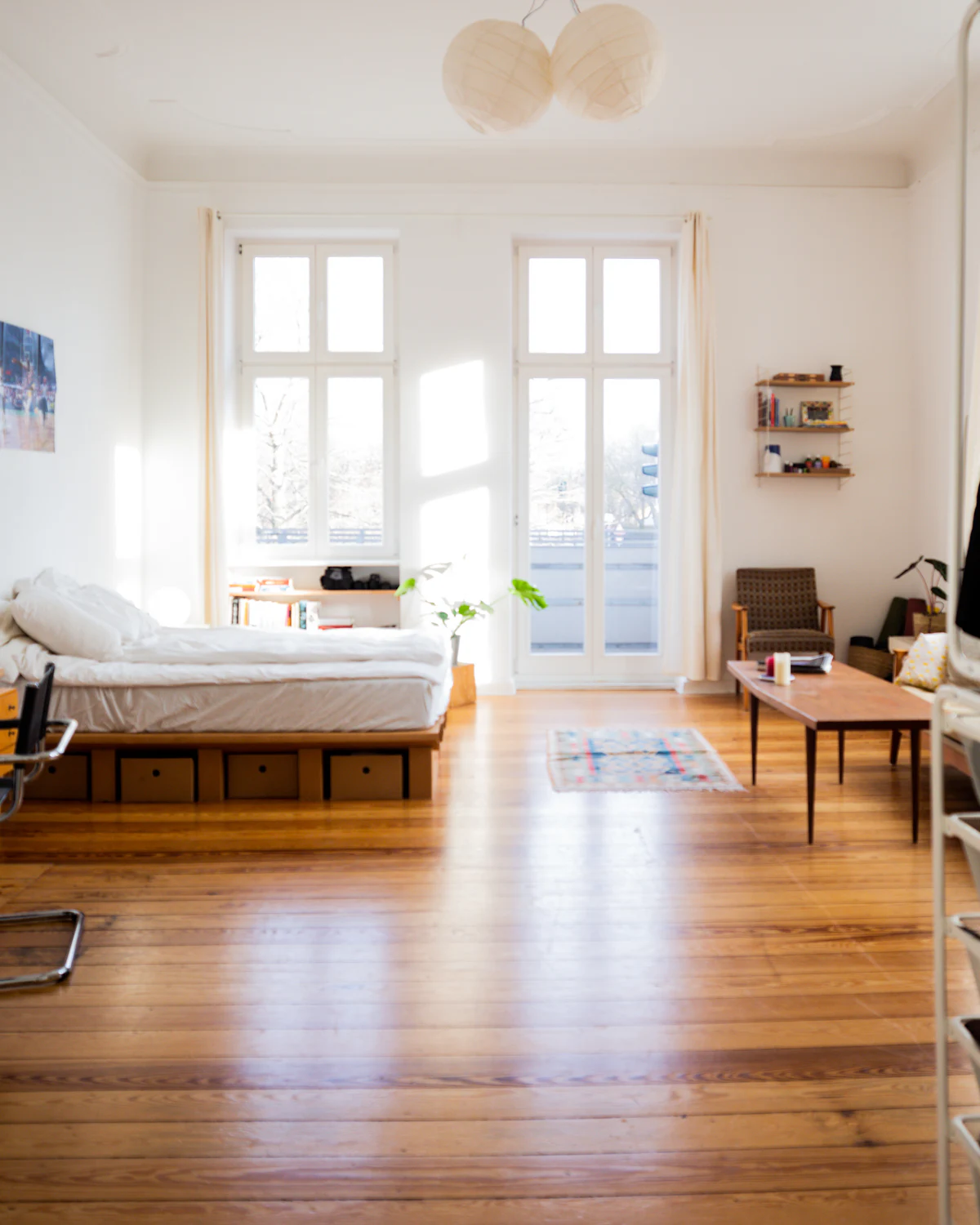 Illustrative Visualisierung: helle Altbauwohnung mit Dielenboden und hohen Fenstern